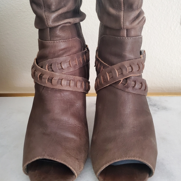 GUESS Boho Grey Leather Strappy Peep Toe Ankle Booties Women's Shoes Size 8.5 - Picture 3 of 15